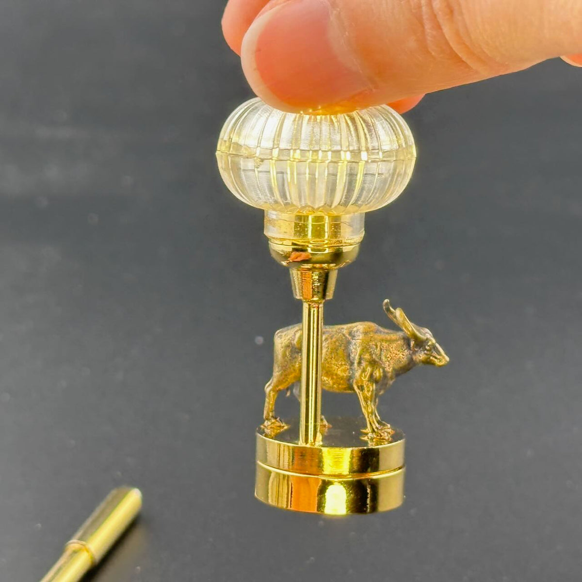Lampe de table miniature sans contact avec baguette 1:12, lumière LED pour maison de poupée, sans contact, sans interrupteur, demande en mariage pour la Saint-Valentin