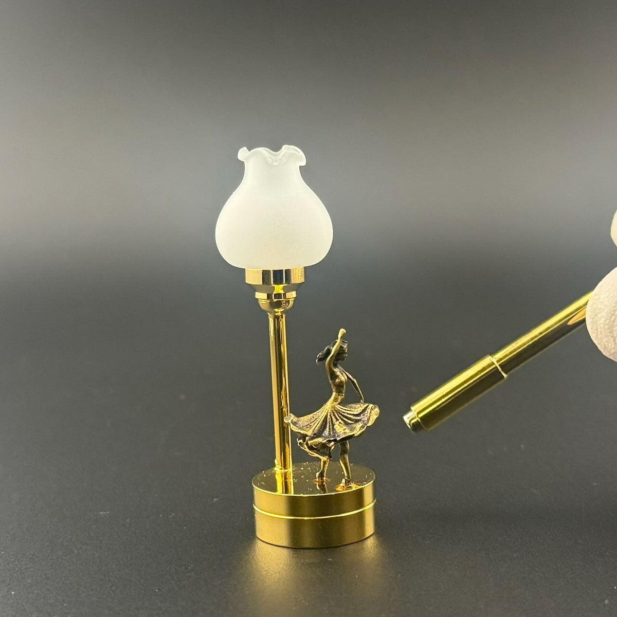 Miniatur-Berührungslose Bedienung mit Zauberstab 1:12 Tischlampe LED-Licht für Puppenhaus No-Touch No-Switch Stick Valentinstag Heiratsantrag