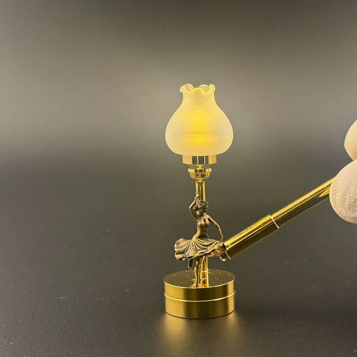 Miniatur-Berührungslose Bedienung mit Zauberstab 1:12 Tischlampe LED-Licht für Puppenhaus No-Touch No-Switch Stick Valentinstag Heiratsantrag