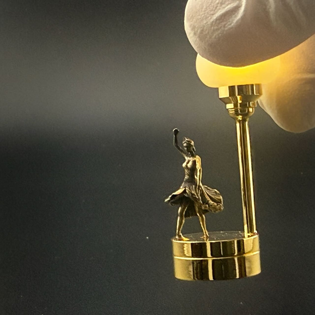 Miniatur-Berührungslose Bedienung mit Zauberstab 1:12 Tischlampe LED-Licht für Puppenhaus No-Touch No-Switch Stick Valentinstag Heiratsantrag