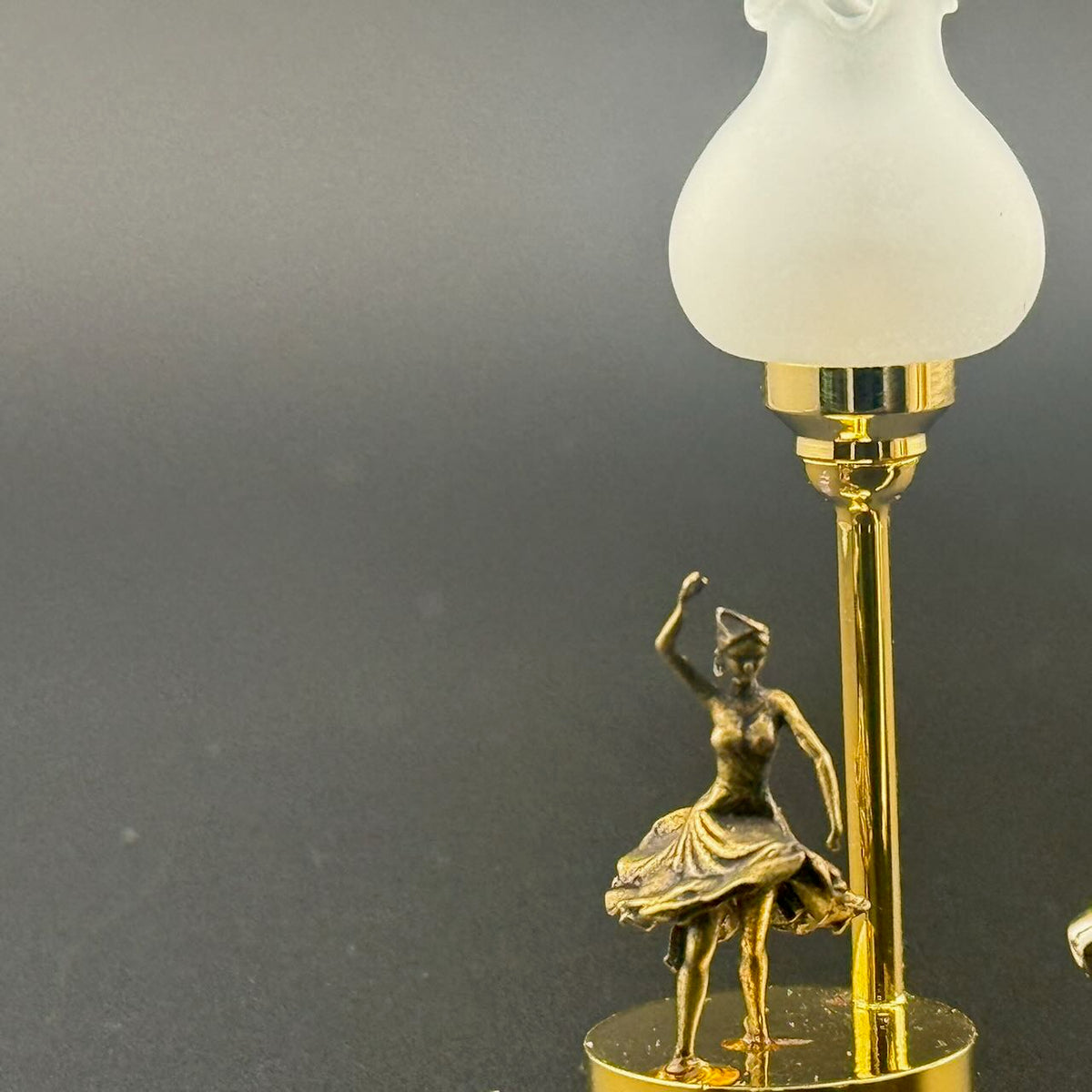 Miniatur-Berührungslose Bedienung mit Zauberstab 1:12 Tischlampe LED-Licht für Puppenhaus No-Touch No-Switch Stick Valentinstag Heiratsantrag