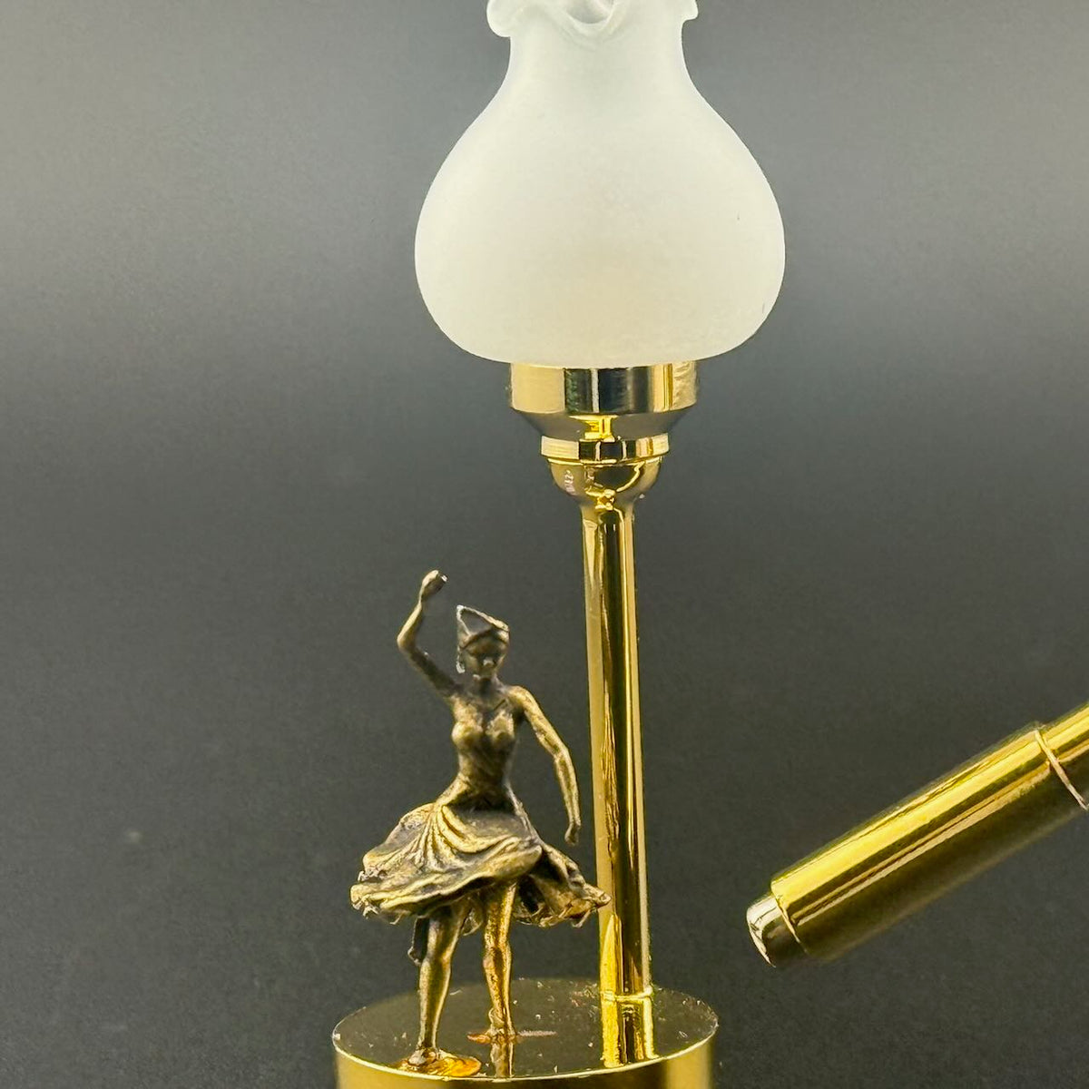 Miniatur-Berührungslose Bedienung mit Zauberstab 1:12 Tischlampe LED-Licht für Puppenhaus No-Touch No-Switch Stick Valentinstag Heiratsantrag