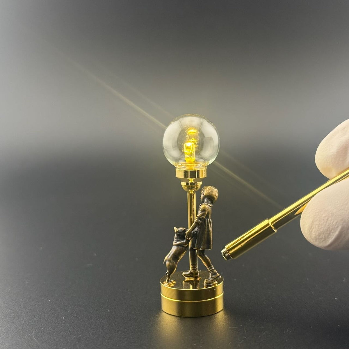 Miniatur-Berührungslose Bedienung mit Zauberstab 1:12 Tischlampe LED-Licht für Puppenhaus No-Touch No-Switch Stick Valentinstag Heiratsantrag