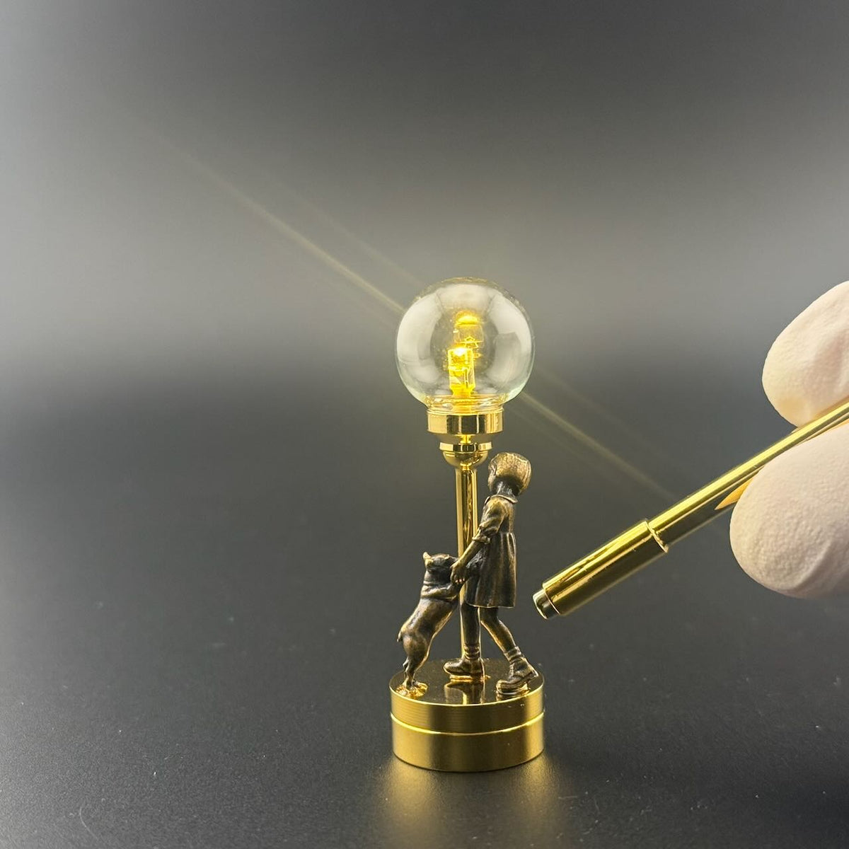 Miniatur-Berührungslose Bedienung mit Zauberstab 1:12 Tischlampe LED-Licht für Puppenhaus No-Touch No-Switch Stick Valentinstag Heiratsantrag