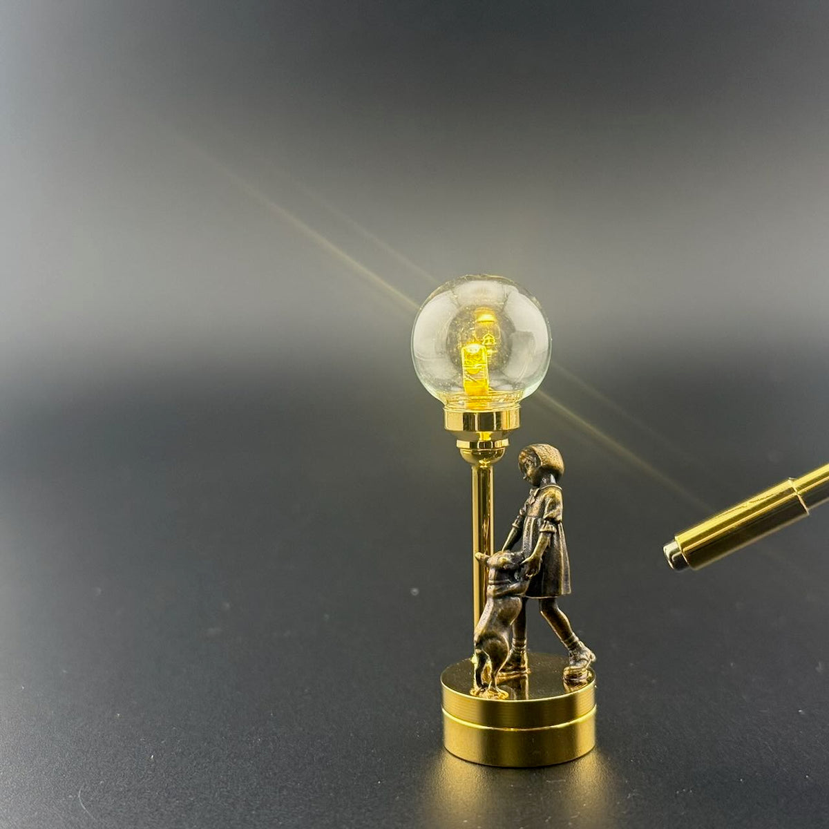 Miniatur-Berührungslose Bedienung mit Zauberstab 1:12 Tischlampe LED-Licht für Puppenhaus No-Touch No-Switch Stick Valentinstag Heiratsantrag