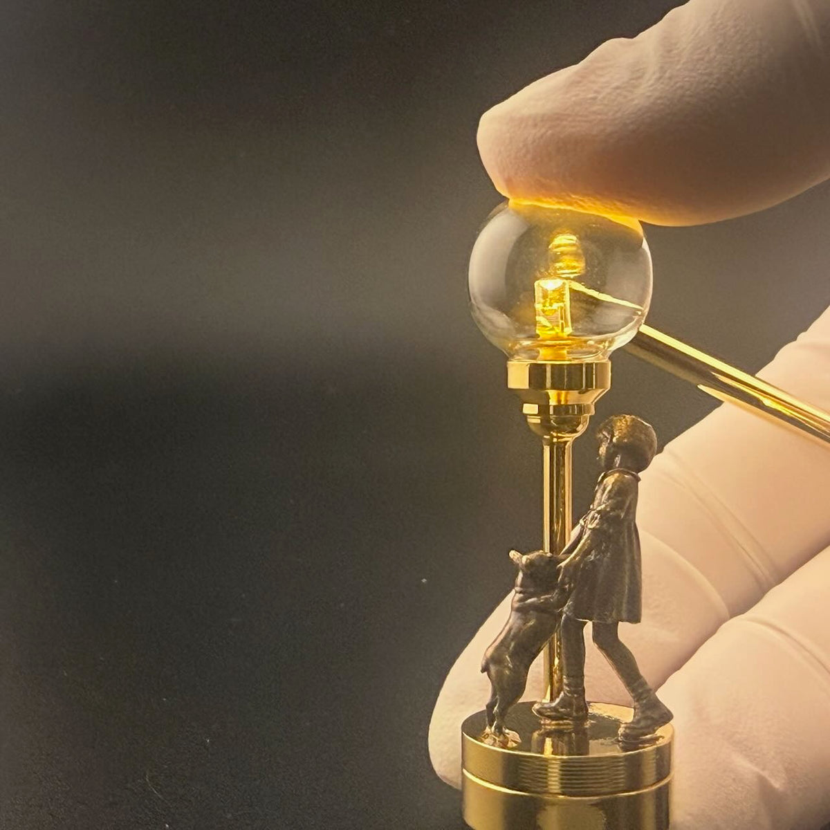 Miniatur-Berührungslose Bedienung mit Zauberstab 1:12 Tischlampe LED-Licht für Puppenhaus No-Touch No-Switch Stick Valentinstag Heiratsantrag