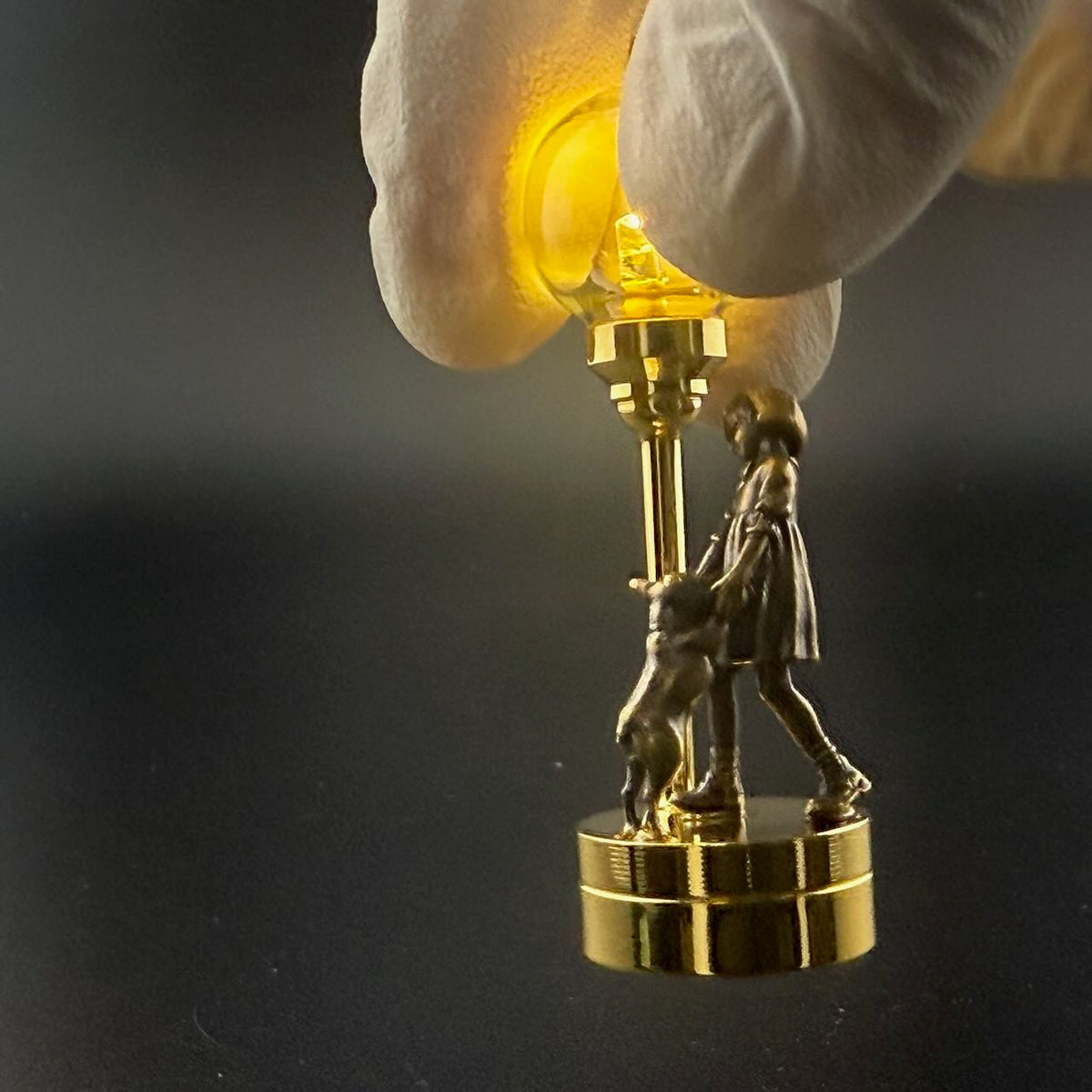 Miniatur-Berührungslose Bedienung mit Zauberstab 1:12 Tischlampe LED-Licht für Puppenhaus No-Touch No-Switch Stick Valentinstag Heiratsantrag