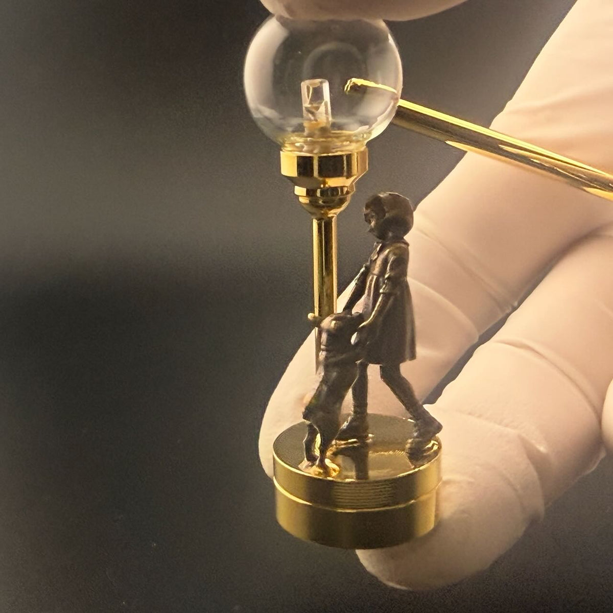 Miniatur-Berührungslose Bedienung mit Zauberstab 1:12 Tischlampe LED-Licht für Puppenhaus No-Touch No-Switch Stick Valentinstag Heiratsantrag