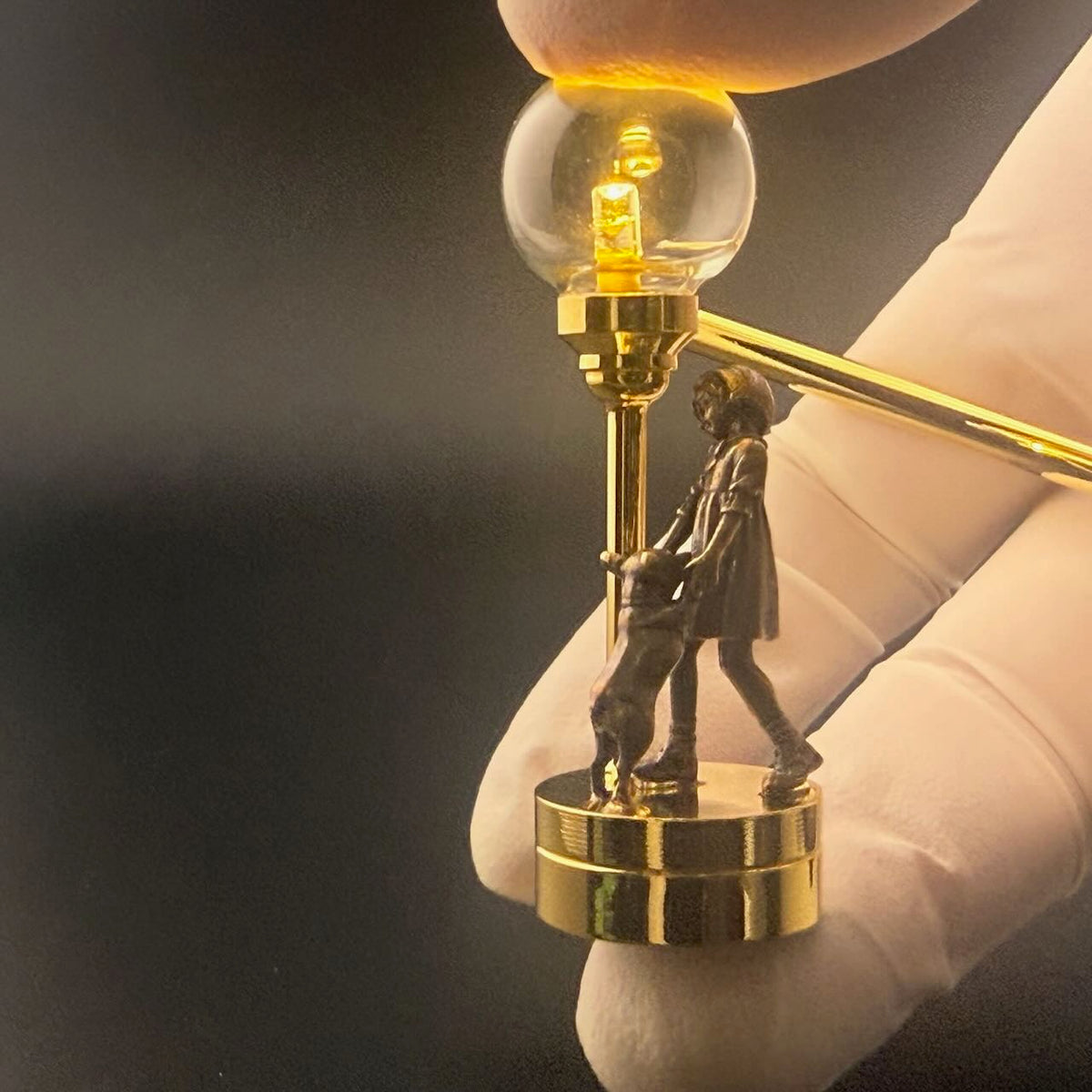 Miniatur-Berührungslose Bedienung mit Zauberstab 1:12 Tischlampe LED-Licht für Puppenhaus No-Touch No-Switch Stick Valentinstag Heiratsantrag