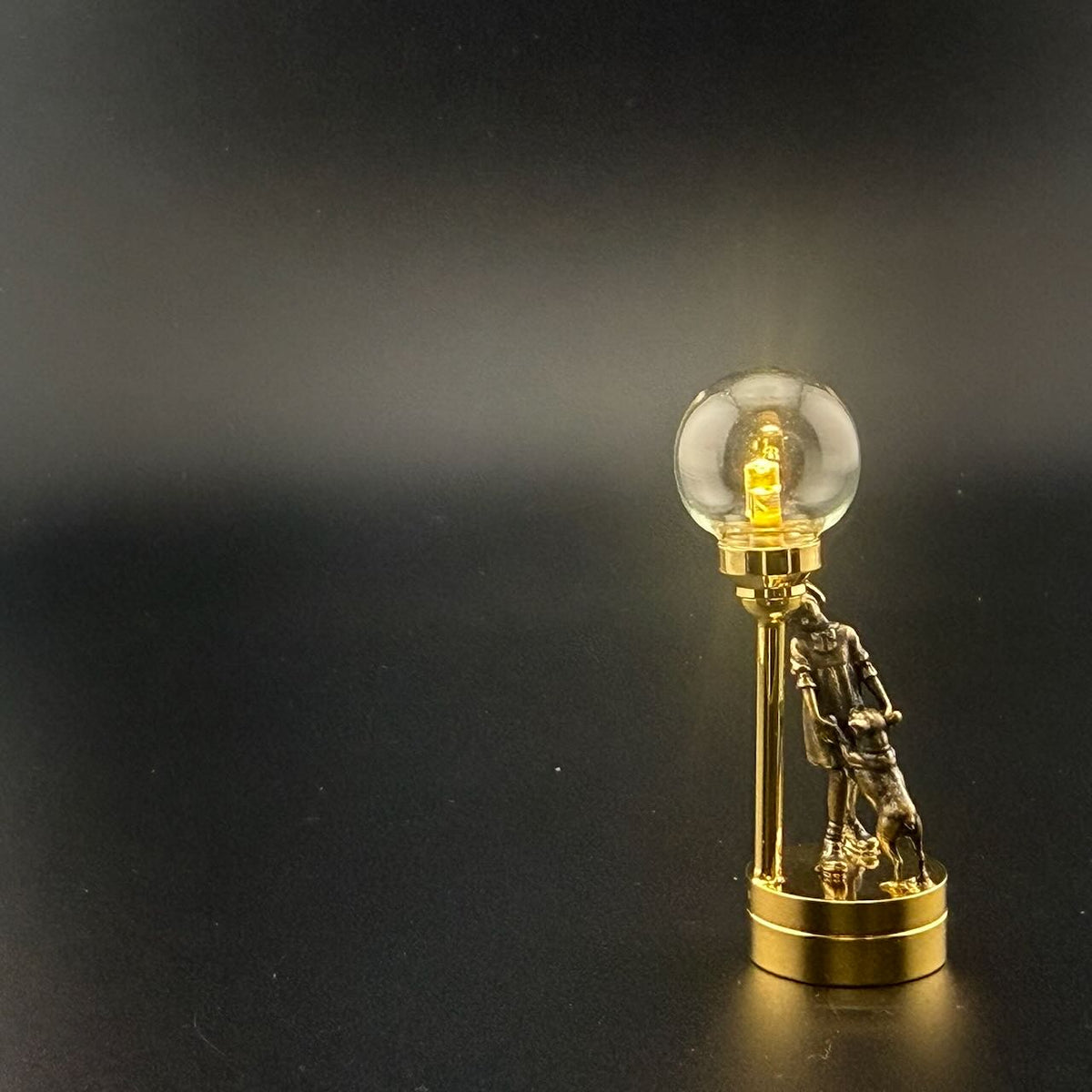 Miniatur-Berührungslose Bedienung mit Zauberstab 1:12 Tischlampe LED-Licht für Puppenhaus No-Touch No-Switch Stick Valentinstag Heiratsantrag
