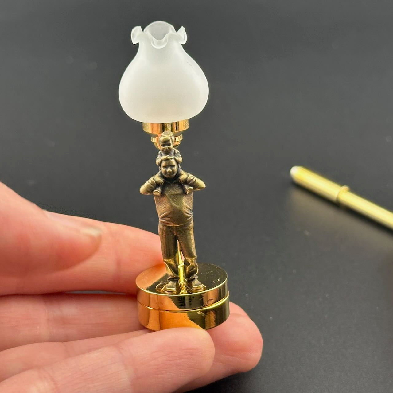 Lampe de table miniature sans contact avec baguette 1:12, lumière LED pour maison de poupée, sans contact, sans interrupteur, demande en mariage pour la Saint-Valentin