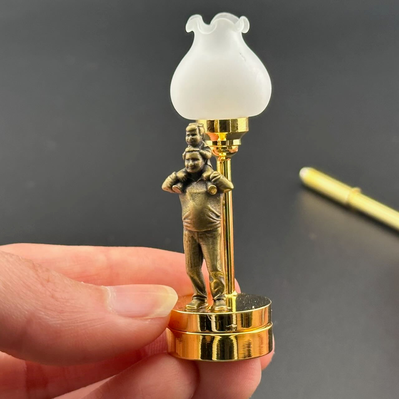 Lampe de table miniature sans contact avec baguette 1:12, lumière LED pour maison de poupée, sans contact, sans interrupteur, demande en mariage pour la Saint-Valentin