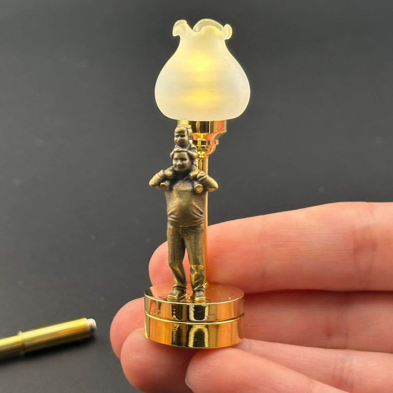 Lampe de table miniature sans contact avec baguette 1:12, lumière LED pour maison de poupée, sans contact, sans interrupteur, demande en mariage pour la Saint-Valentin