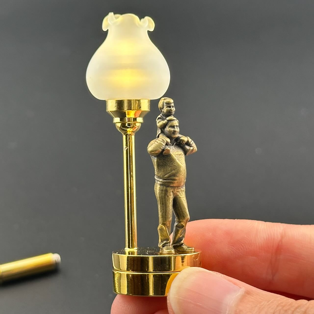 Lampe de table miniature sans contact avec baguette 1:12, lumière LED pour maison de poupée, sans contact, sans interrupteur, demande en mariage pour la Saint-Valentin