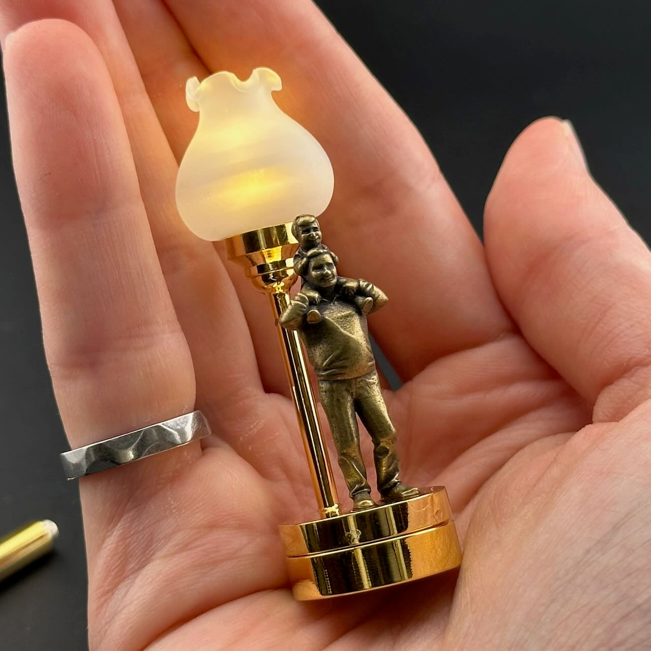 Lampe de table miniature sans contact avec baguette 1:12, lumière LED pour maison de poupée, sans contact, sans interrupteur, demande en mariage pour la Saint-Valentin