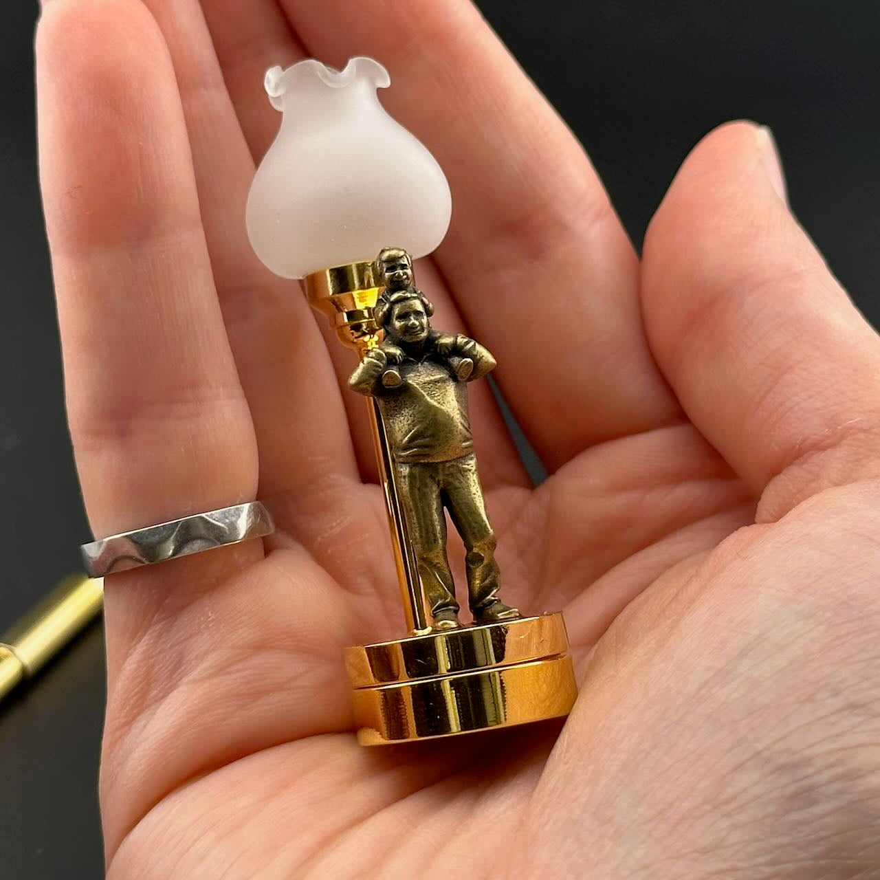 Lampe de table miniature sans contact avec baguette 1:12, lumière LED pour maison de poupée, sans contact, sans interrupteur, demande en mariage pour la Saint-Valentin