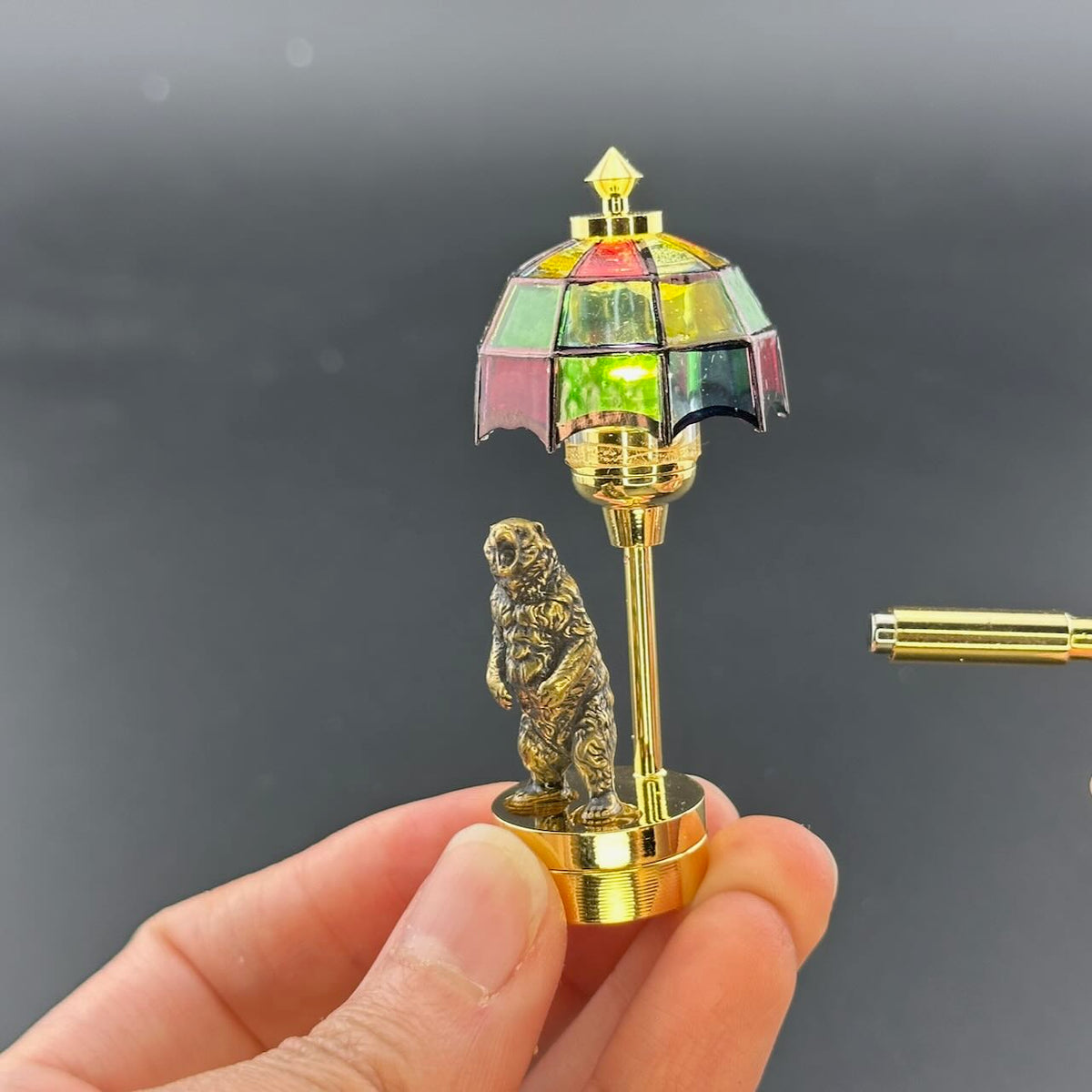 Miniatur-Berührungslose Bedienung mit Zauberstab 1:12 Tischlampe LED-Licht für Puppenhaus No-Touch No-Switch Stick Valentinstag Heiratsantrag