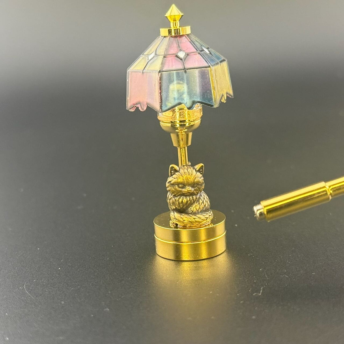 Miniatur-Berührungslose Bedienung mit Zauberstab 1:12 Tischlampe LED-Licht für Puppenhaus No-Touch No-Switch Stick Valentinstag Heiratsantrag