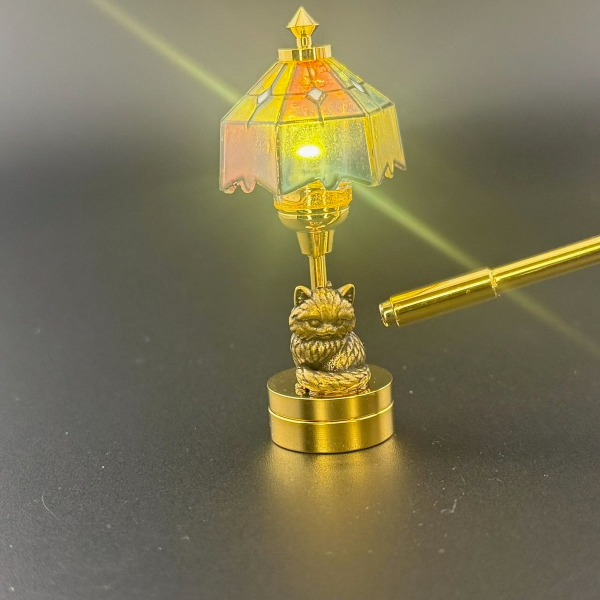 Miniatur-Berührungslose Bedienung mit Zauberstab 1:12 Tischlampe LED-Licht für Puppenhaus No-Touch No-Switch Stick Valentinstag Heiratsantrag