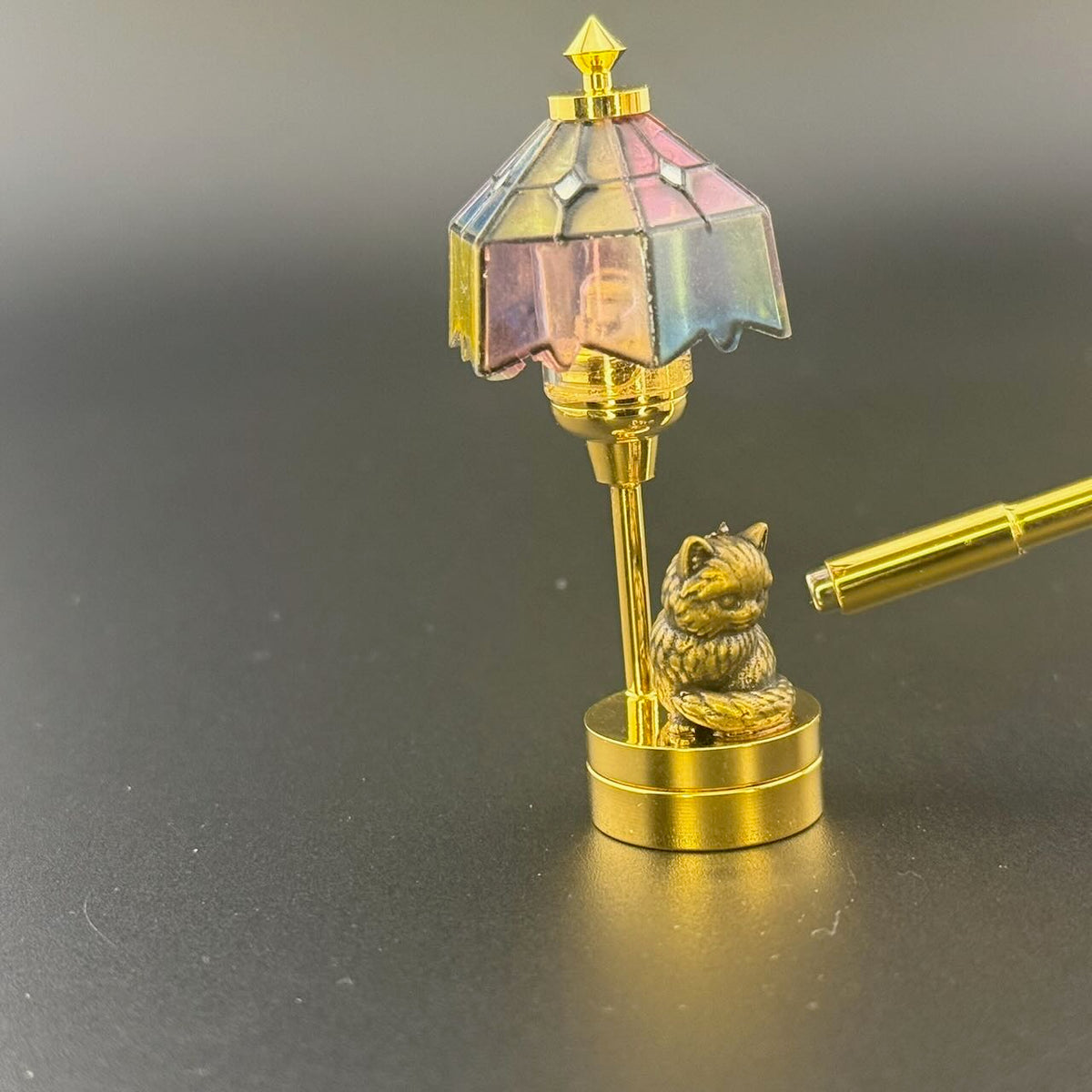 Miniatur-Berührungslose Bedienung mit Zauberstab 1:12 Tischlampe LED-Licht für Puppenhaus No-Touch No-Switch Stick Valentinstag Heiratsantrag