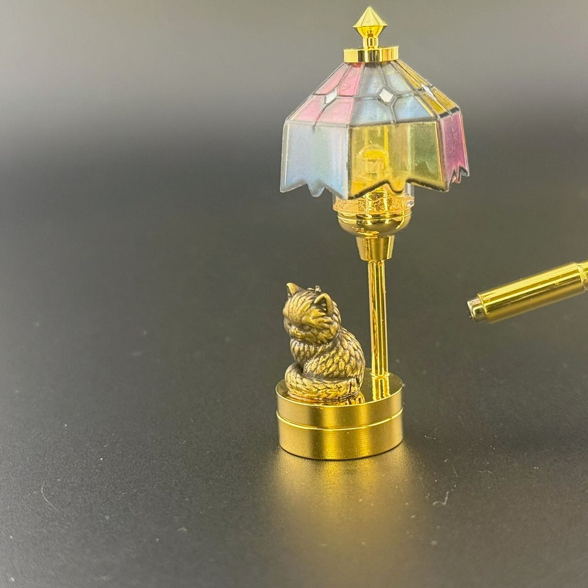 Miniatur-Berührungslose Bedienung mit Zauberstab 1:12 Tischlampe LED-Licht für Puppenhaus No-Touch No-Switch Stick Valentinstag Heiratsantrag