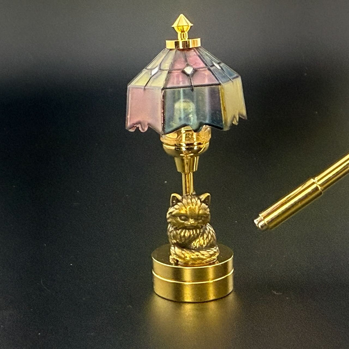 Miniatur-Berührungslose Bedienung mit Zauberstab 1:12 Tischlampe LED-Licht für Puppenhaus No-Touch No-Switch Stick Valentinstag Heiratsantrag