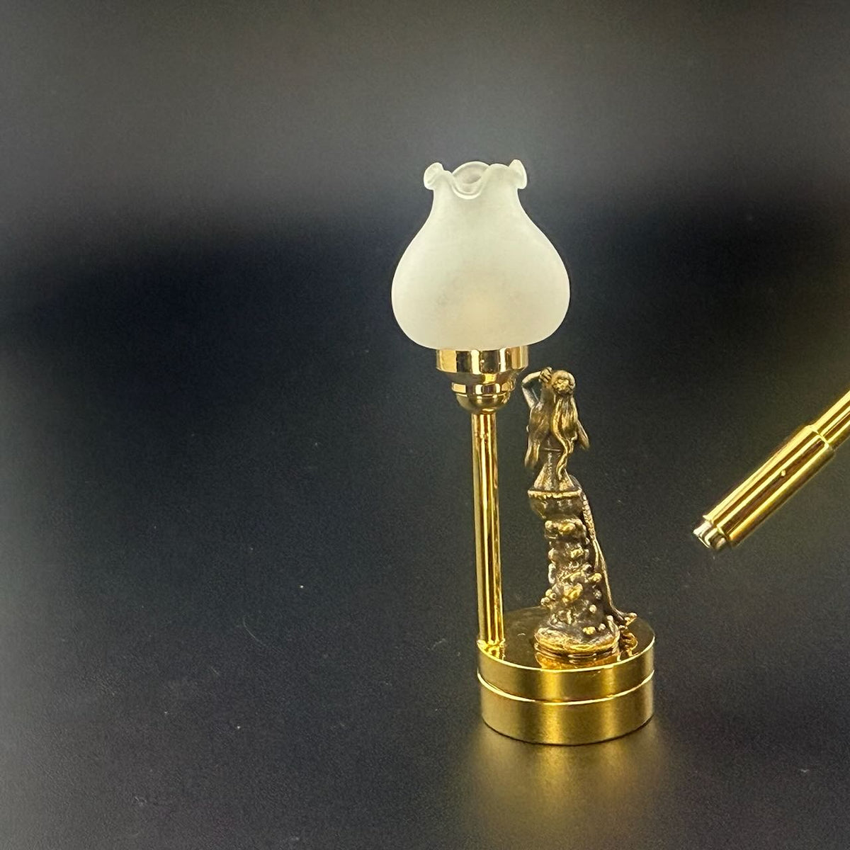 Lampe de table miniature sans contact avec baguette 1:12, lumière LED pour maison de poupée, sans contact, sans interrupteur, demande en mariage pour la Saint-Valentin