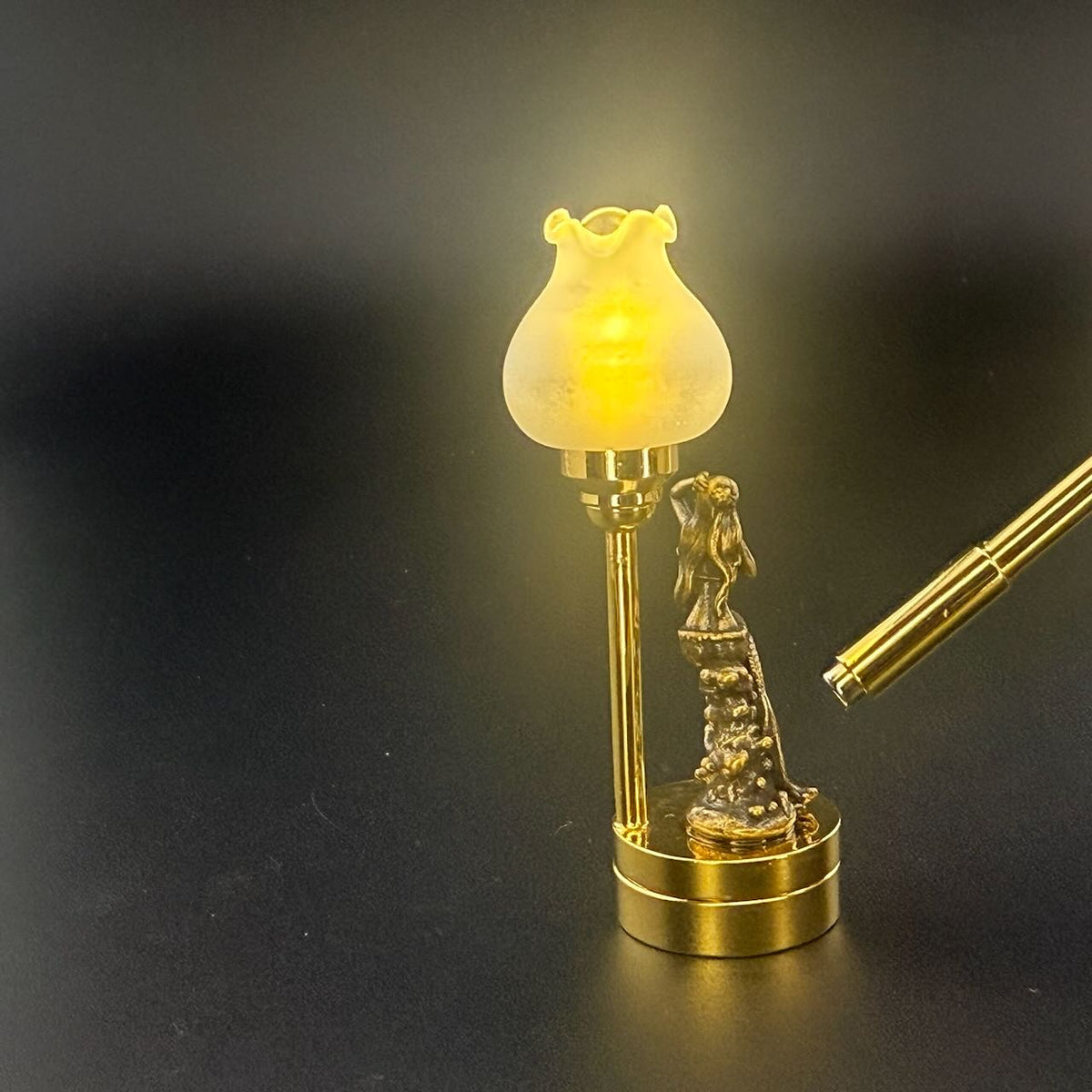 Lampe de table miniature sans contact avec baguette 1:12, lumière LED pour maison de poupée, sans contact, sans interrupteur, demande en mariage pour la Saint-Valentin