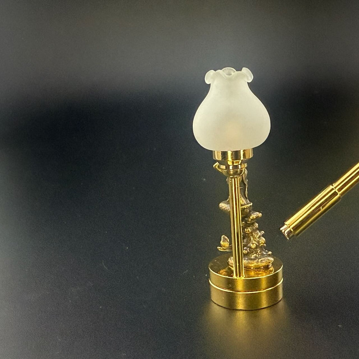 Lampe de table miniature sans contact avec baguette 1:12, lumière LED pour maison de poupée, sans contact, sans interrupteur, demande en mariage pour la Saint-Valentin