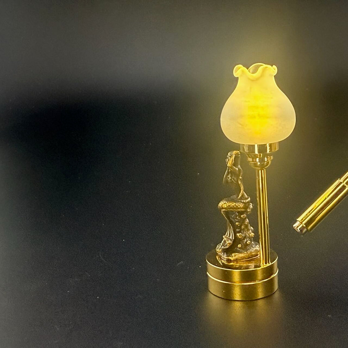 Lampe de table miniature sans contact avec baguette 1:12, lumière LED pour maison de poupée, sans contact, sans interrupteur, demande en mariage pour la Saint-Valentin