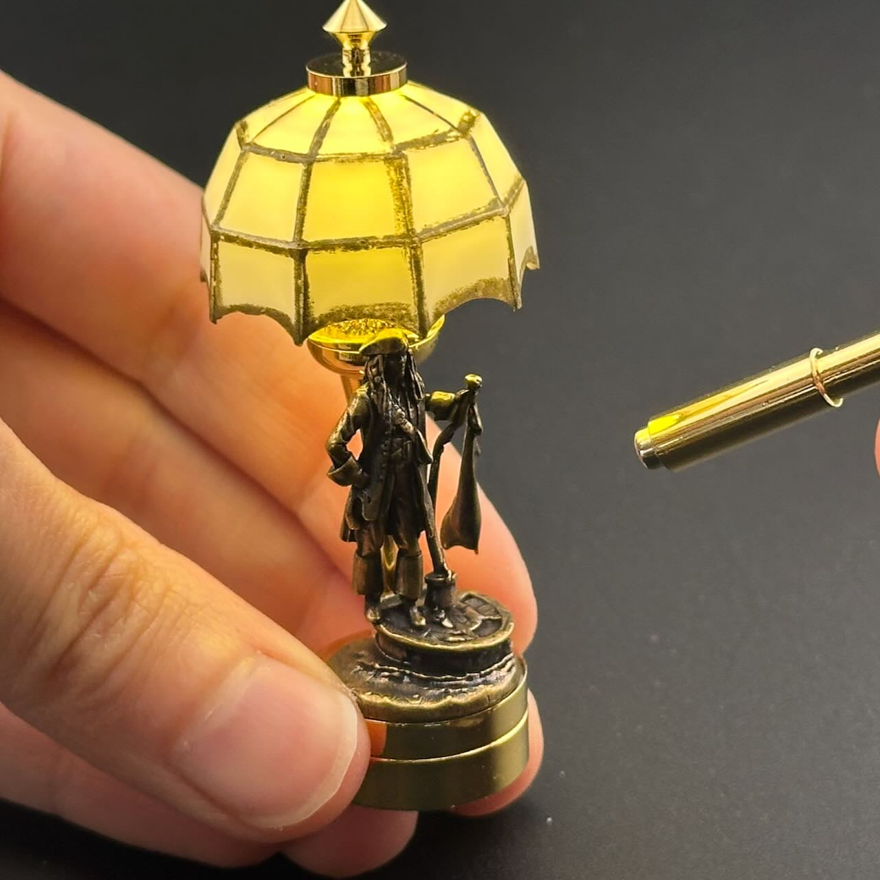 Lampe de table miniature sans contact avec baguette 1:12, lumière LED pour maison de poupée, sans contact, sans interrupteur, demande en mariage pour la Saint-Valentin