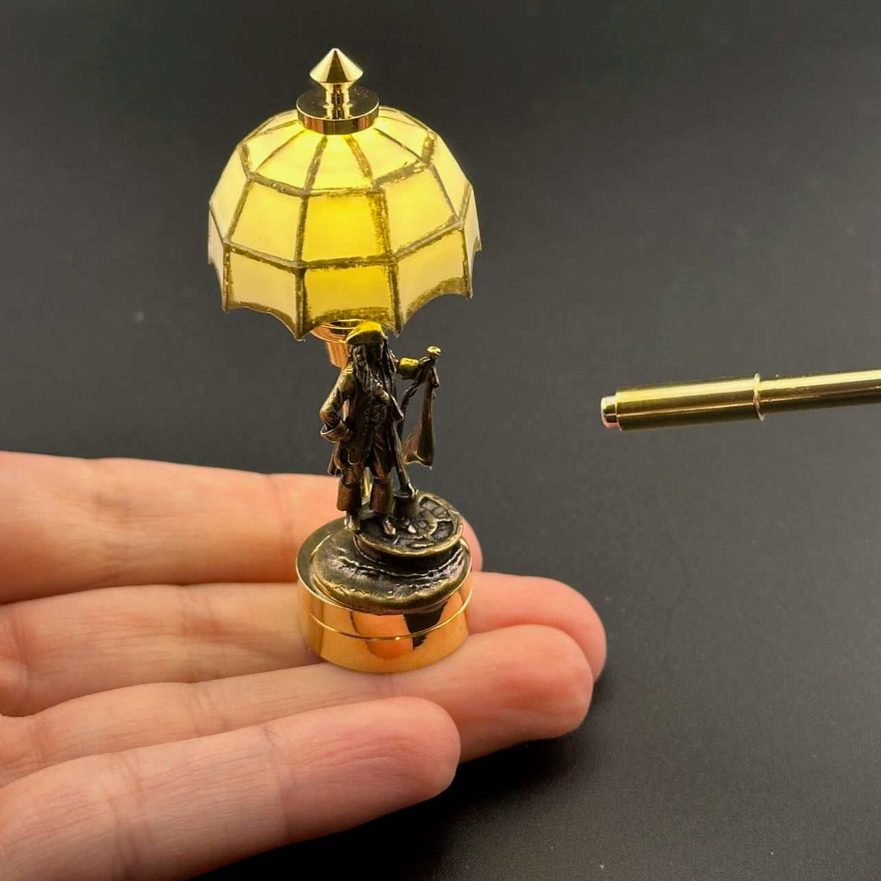 Lampe de table miniature sans contact avec baguette 1:12, lumière LED pour maison de poupée, sans contact, sans interrupteur, demande en mariage pour la Saint-Valentin