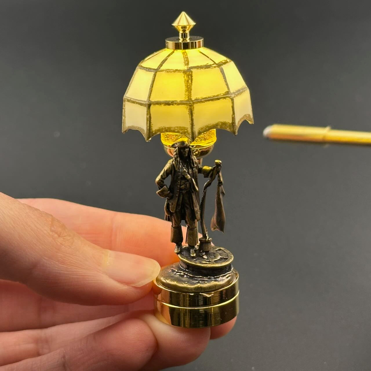 Lampe de table miniature sans contact avec baguette 1:12, lumière LED pour maison de poupée, sans contact, sans interrupteur, demande en mariage pour la Saint-Valentin