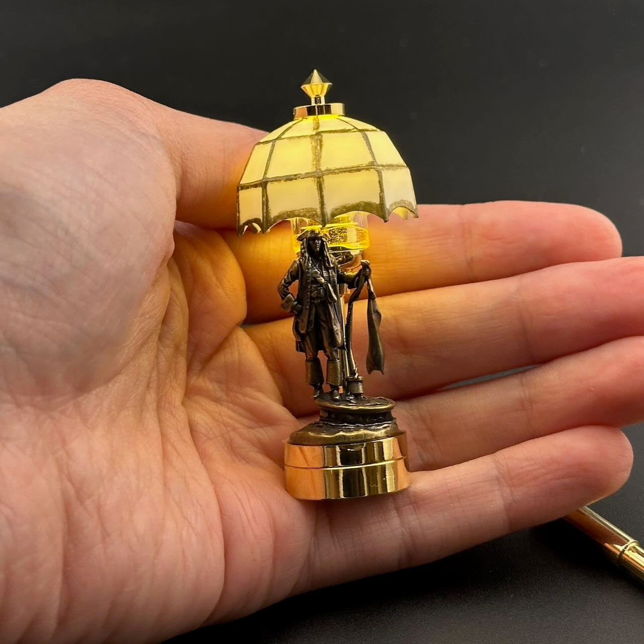 Lampe de table miniature sans contact avec baguette 1:12, lumière LED pour maison de poupée, sans contact, sans interrupteur, demande en mariage pour la Saint-Valentin