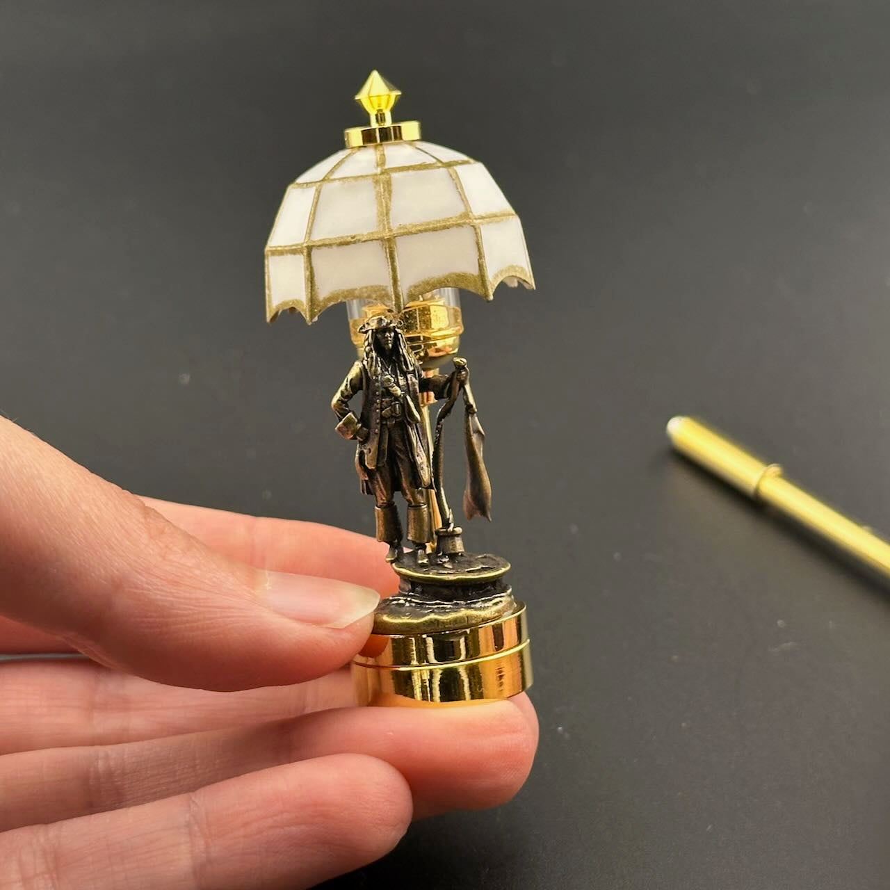 Lampe de table miniature sans contact avec baguette 1:12, lumière LED pour maison de poupée, sans contact, sans interrupteur, demande en mariage pour la Saint-Valentin