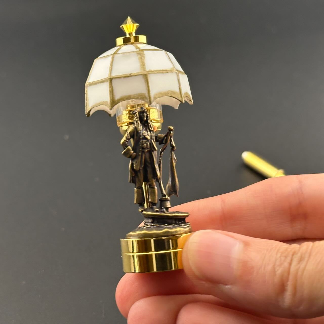 Lampe de table miniature sans contact avec baguette 1:12, lumière LED pour maison de poupée, sans contact, sans interrupteur, demande en mariage pour la Saint-Valentin