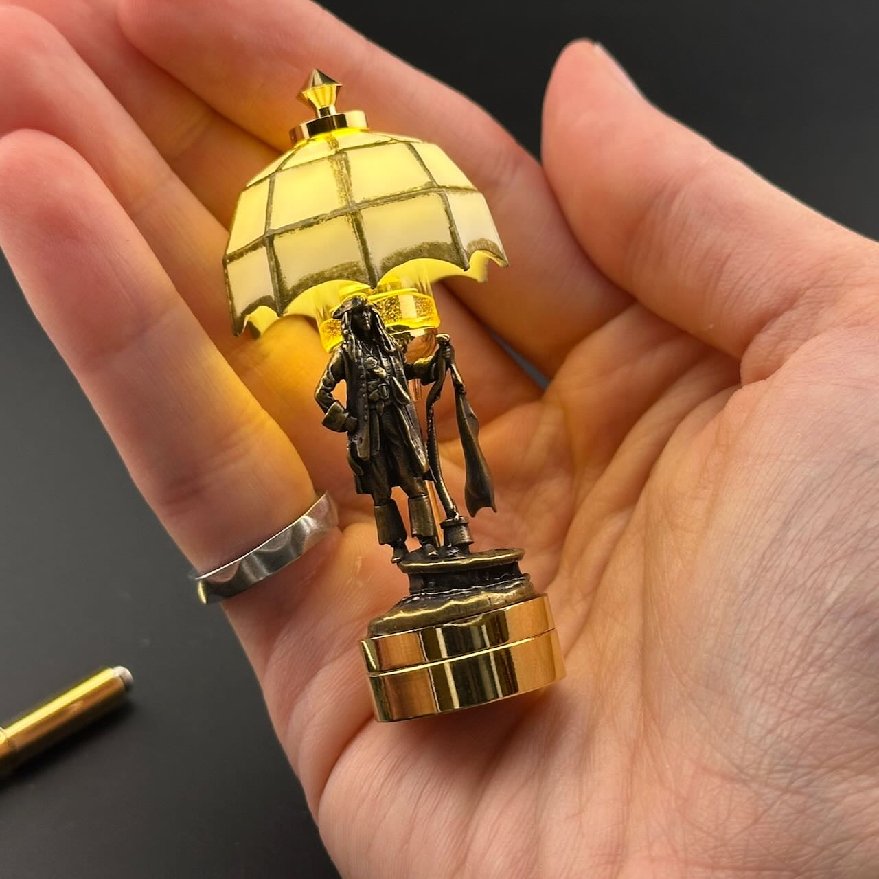 Lampe de table miniature sans contact avec baguette 1:12, lumière LED pour maison de poupée, sans contact, sans interrupteur, demande en mariage pour la Saint-Valentin