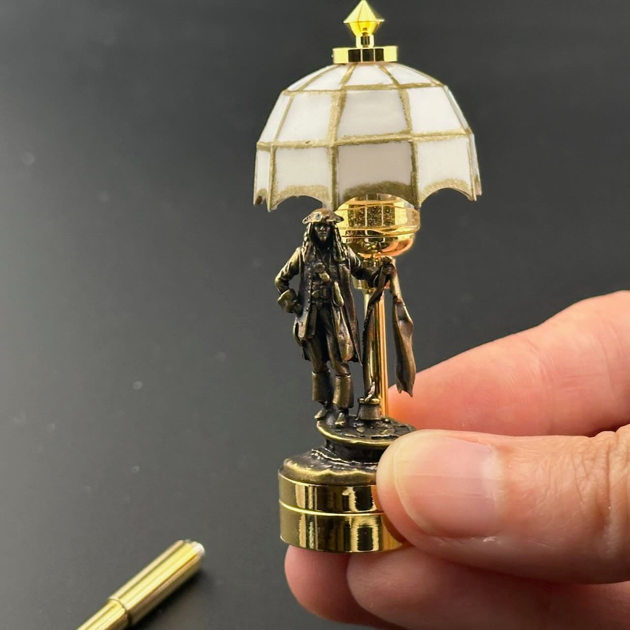 Lampe de table miniature sans contact avec baguette 1:12, lumière LED pour maison de poupée, sans contact, sans interrupteur, demande en mariage pour la Saint-Valentin