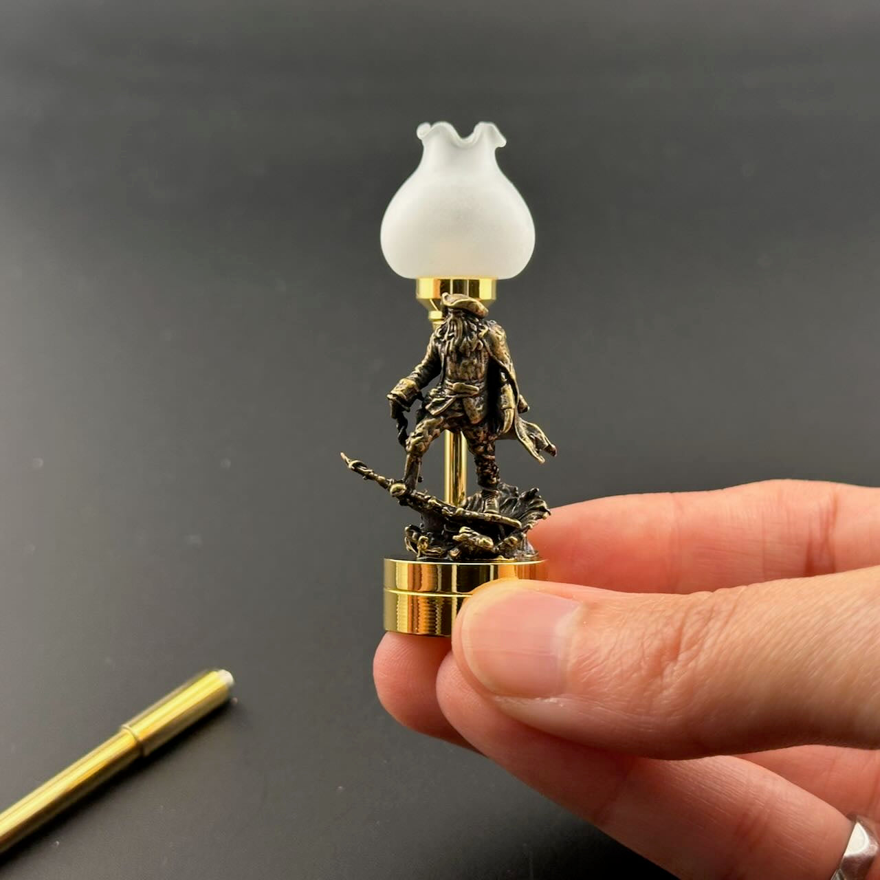 Miniatur-Berührungslose Bedienung mit Zauberstab 1:12 Tischlampe LED-Licht für Puppenhaus No-Touch No-Switch Stick Valentinstag Heiratsantrag