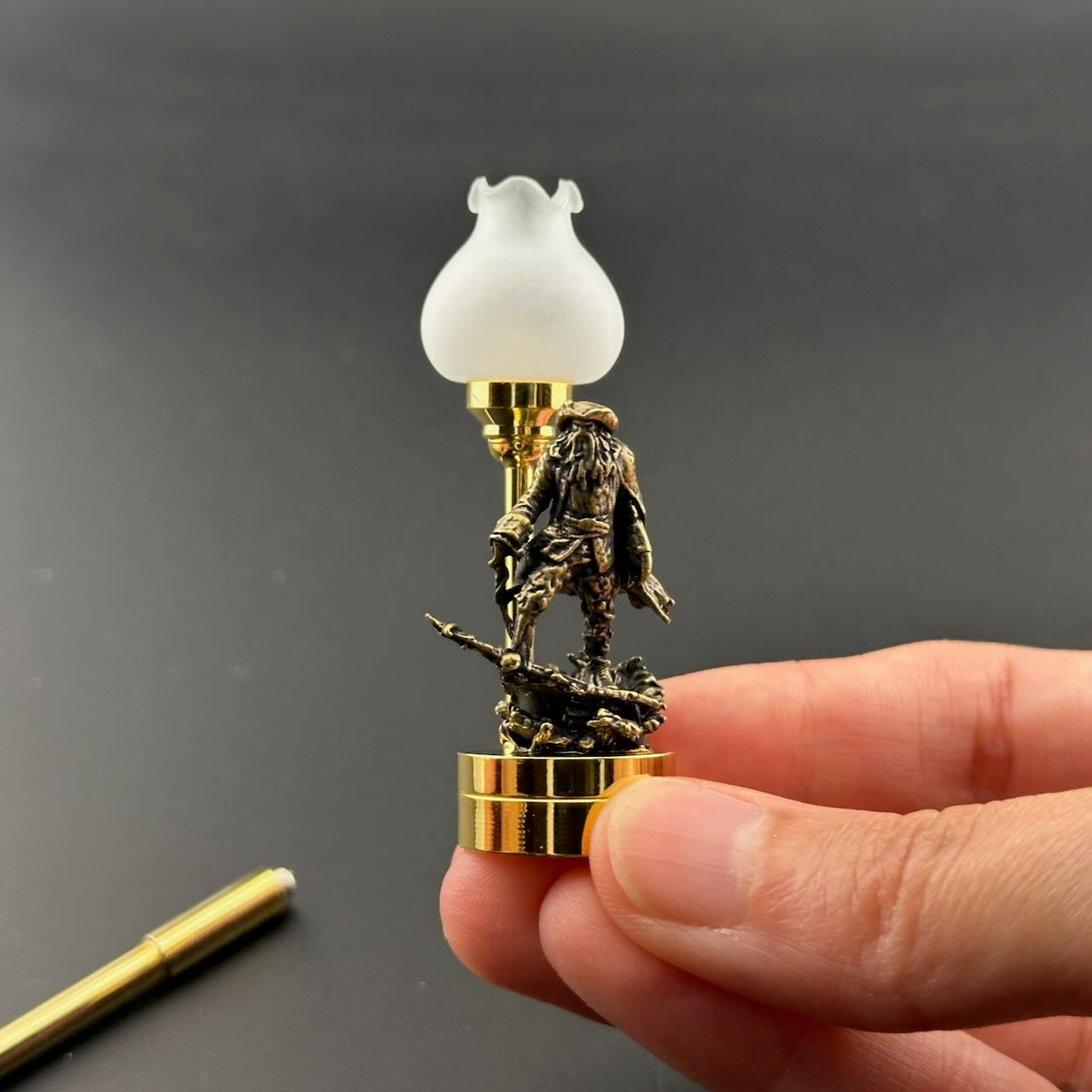 Miniatur-Berührungslose Bedienung mit Zauberstab 1:12 Tischlampe LED-Licht für Puppenhaus No-Touch No-Switch Stick Valentinstag Heiratsantrag
