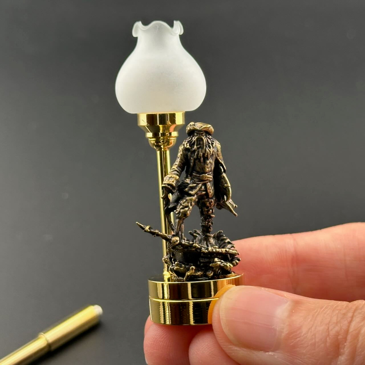Miniatur-Berührungslose Bedienung mit Zauberstab 1:12 Tischlampe LED-Licht für Puppenhaus No-Touch No-Switch Stick Valentinstag Heiratsantrag