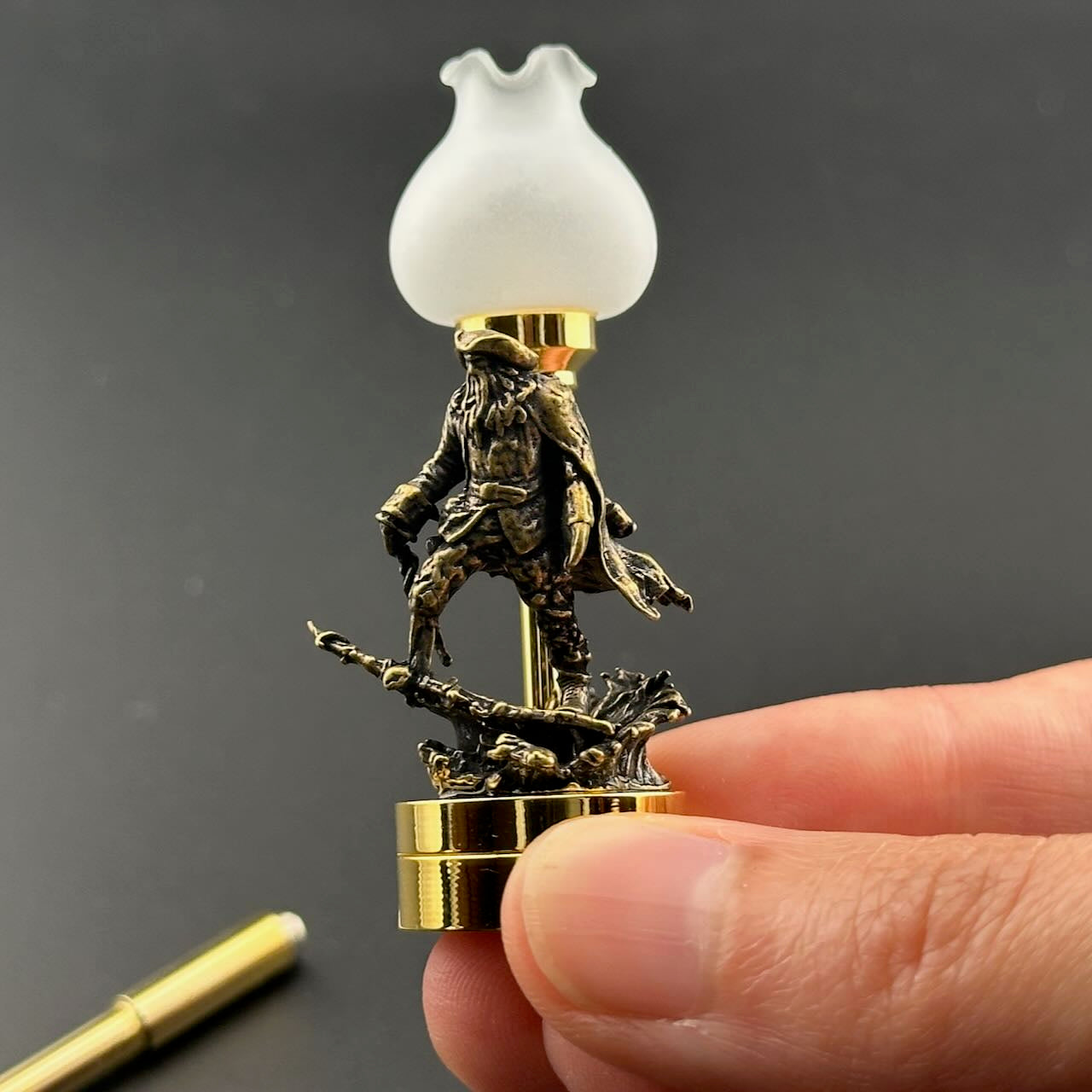 Miniatur-Berührungslose Bedienung mit Zauberstab 1:12 Tischlampe LED-Licht für Puppenhaus No-Touch No-Switch Stick Valentinstag Heiratsantrag