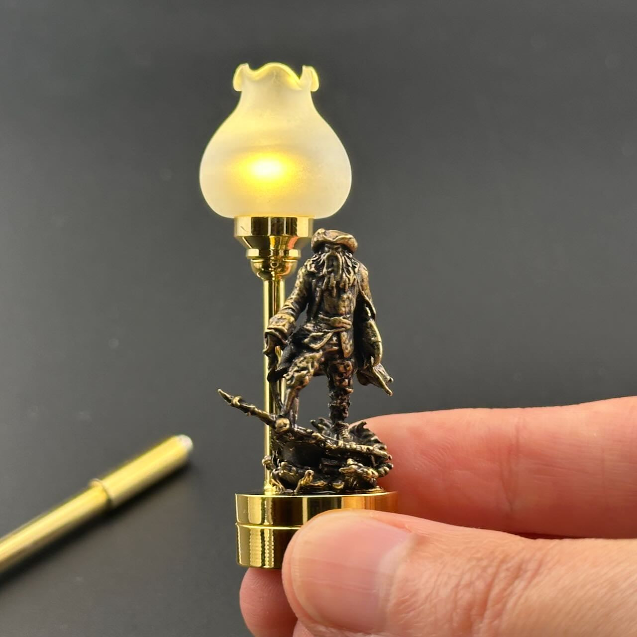 Miniatur-Berührungslose Bedienung mit Zauberstab 1:12 Tischlampe LED-Licht für Puppenhaus No-Touch No-Switch Stick Valentinstag Heiratsantrag