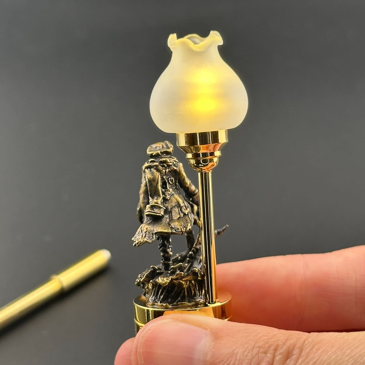 Miniatur-Berührungslose Bedienung mit Zauberstab 1:12 Tischlampe LED-Licht für Puppenhaus No-Touch No-Switch Stick Valentinstag Heiratsantrag