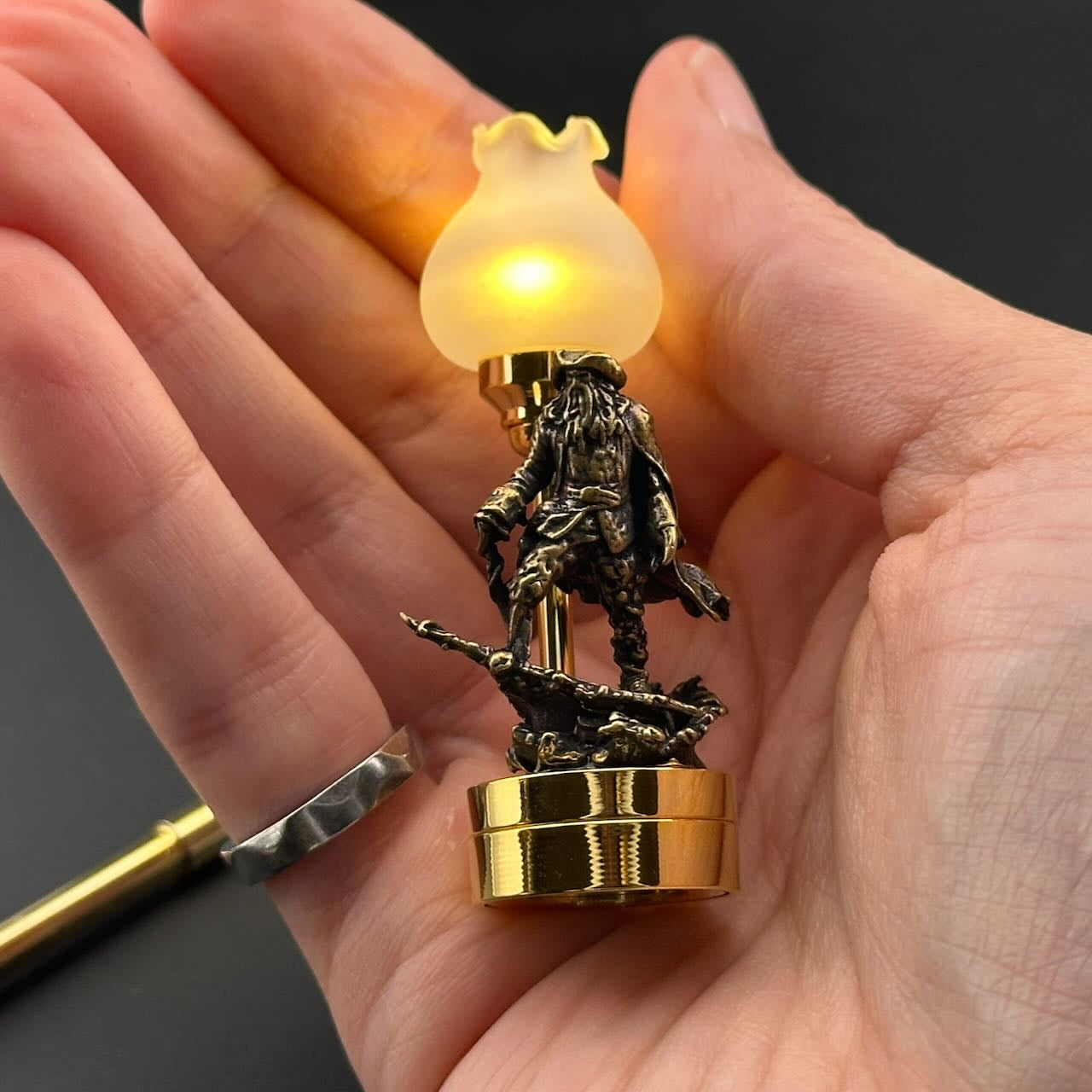 Miniatur-Berührungslose Bedienung mit Zauberstab 1:12 Tischlampe LED-Licht für Puppenhaus No-Touch No-Switch Stick Valentinstag Heiratsantrag