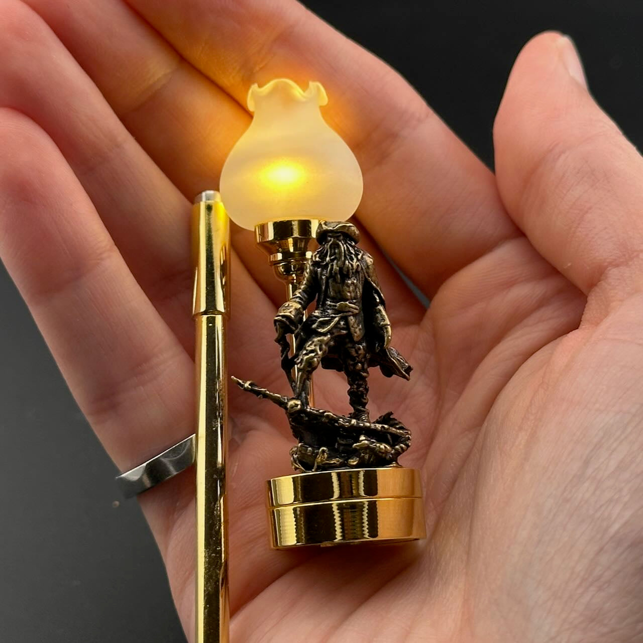 Miniatur-Berührungslose Bedienung mit Zauberstab 1:12 Tischlampe LED-Licht für Puppenhaus No-Touch No-Switch Stick Valentinstag Heiratsantrag