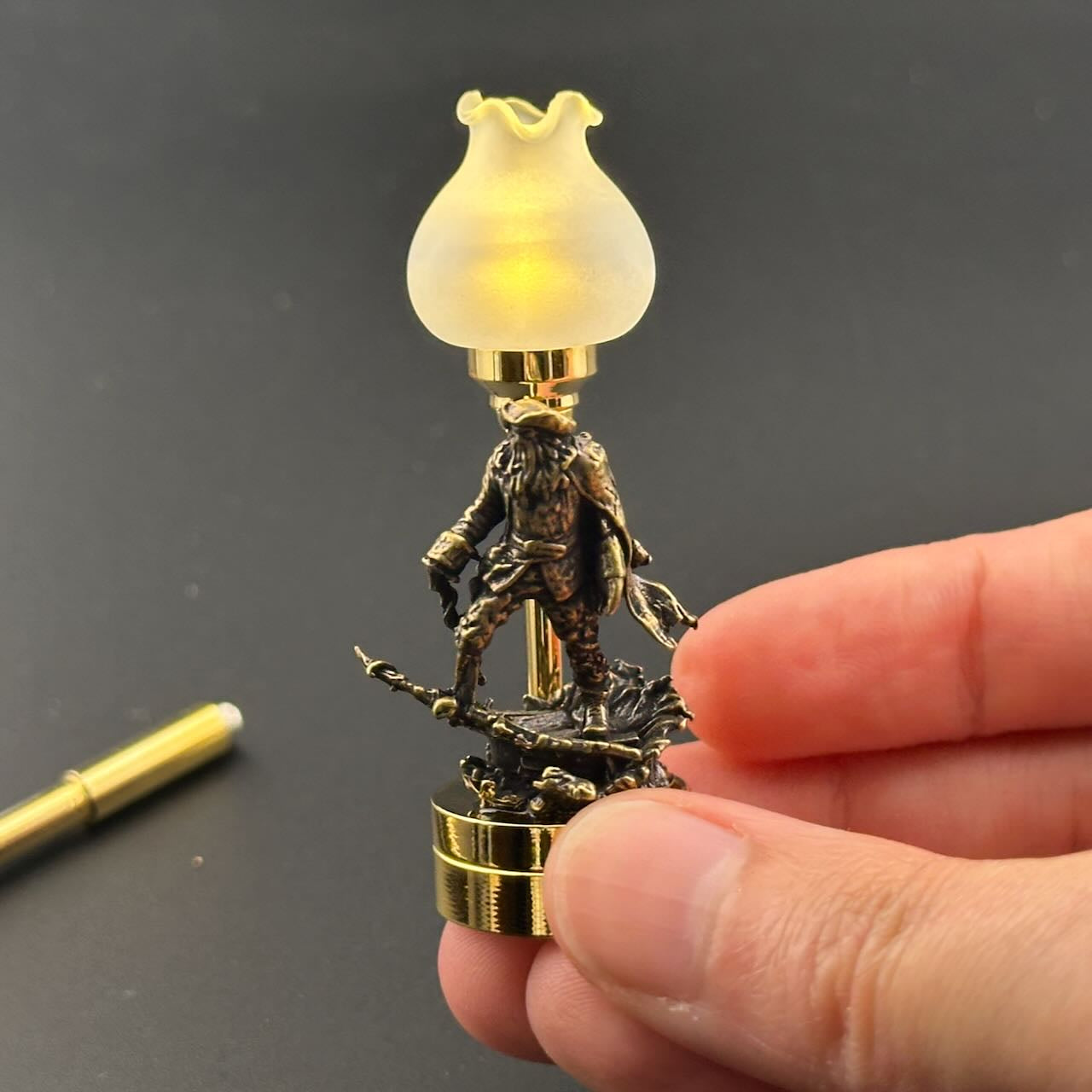 Miniatur-Berührungslose Bedienung mit Zauberstab 1:12 Tischlampe LED-Licht für Puppenhaus No-Touch No-Switch Stick Valentinstag Heiratsantrag