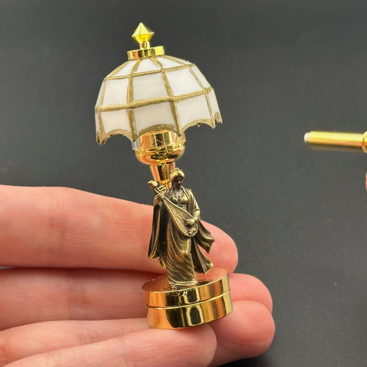 Lampe de table miniature sans contact avec baguette 1:12, lumière LED pour maison de poupée, sans contact, sans interrupteur, demande en mariage pour la Saint-Valentin