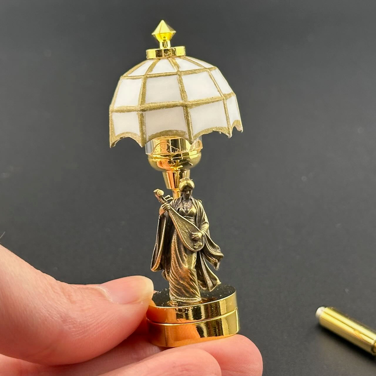 Lampe de table miniature sans contact avec baguette 1:12, lumière LED pour maison de poupée, sans contact, sans interrupteur, demande en mariage pour la Saint-Valentin