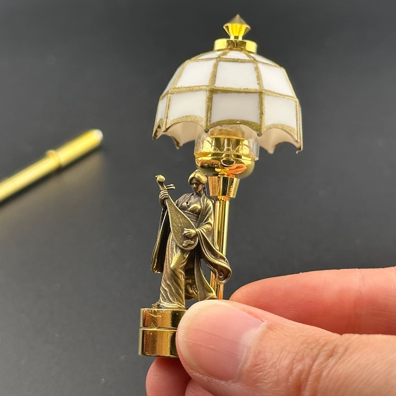 Lampe de table miniature sans contact avec baguette 1:12, lumière LED pour maison de poupée, sans contact, sans interrupteur, demande en mariage pour la Saint-Valentin